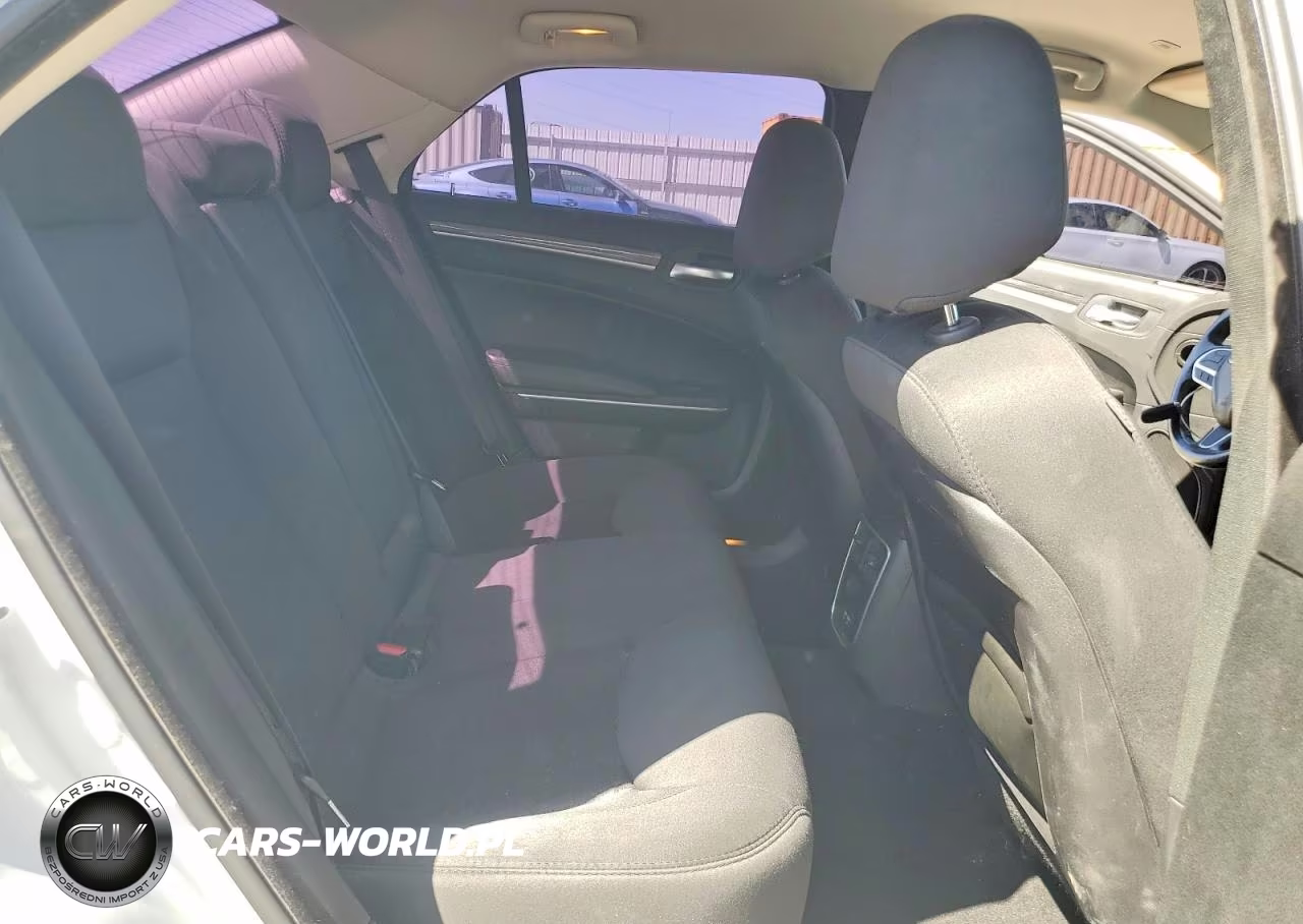 2019 Chrysler 300 Touring VIN:2C3CCAAG6KH590777 - 10