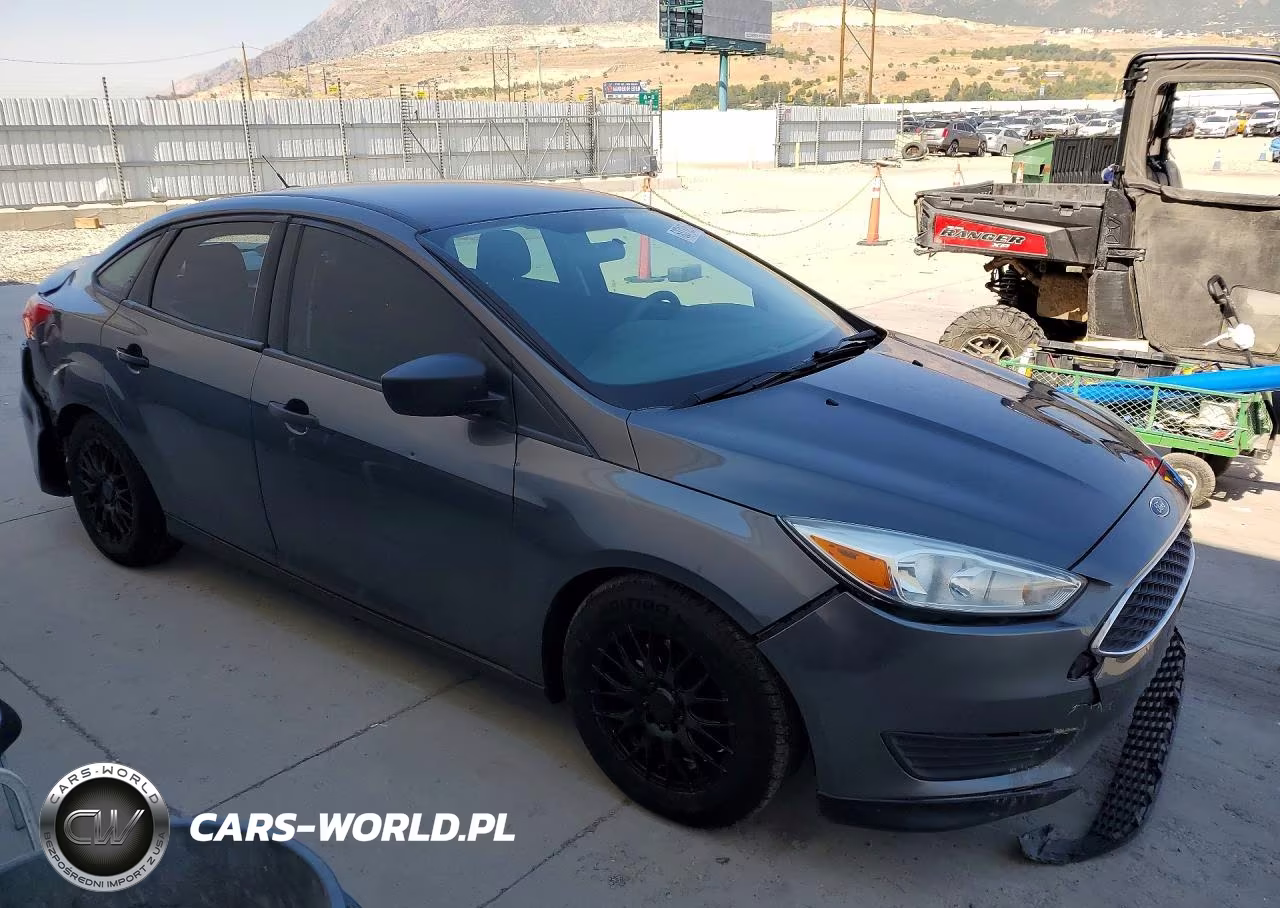 2015 Ford Focus S VIN:1FADP3E2XFL255275 - 4