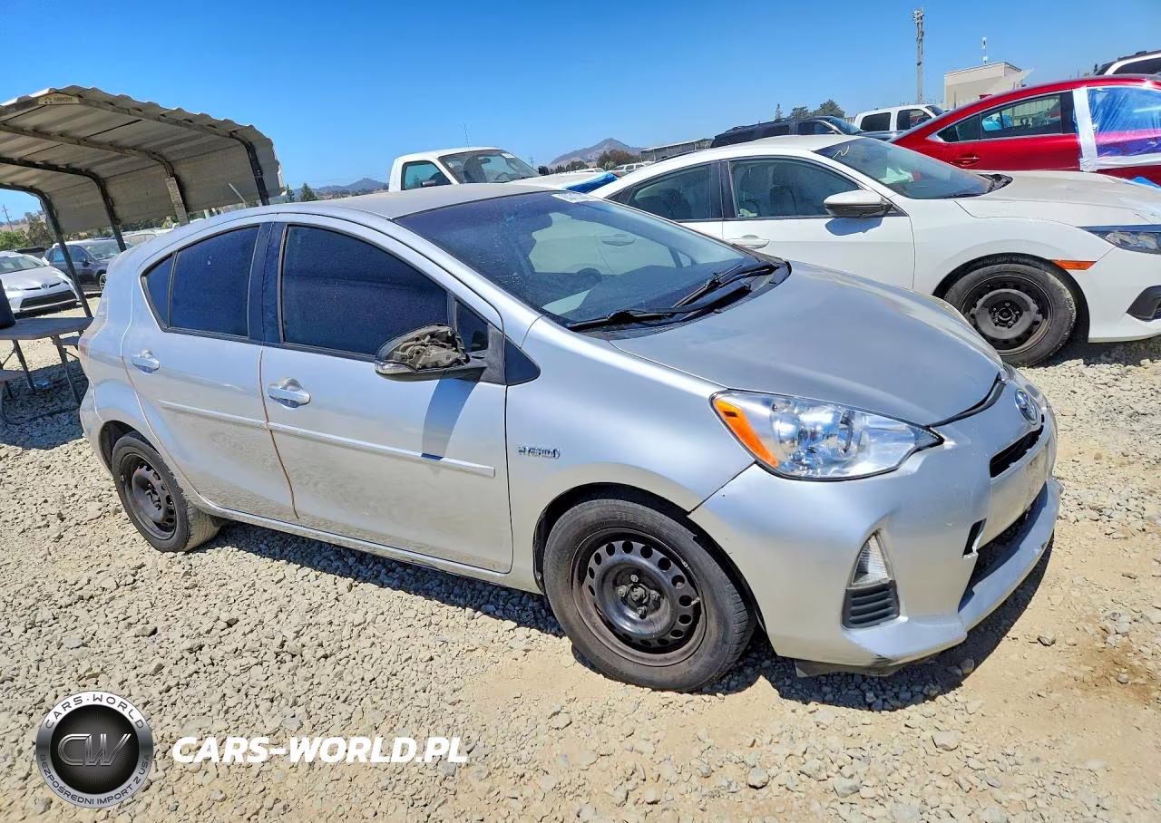 2012 Toyota Prius C Three VIN:JTDKDTB37C1002638 - 4