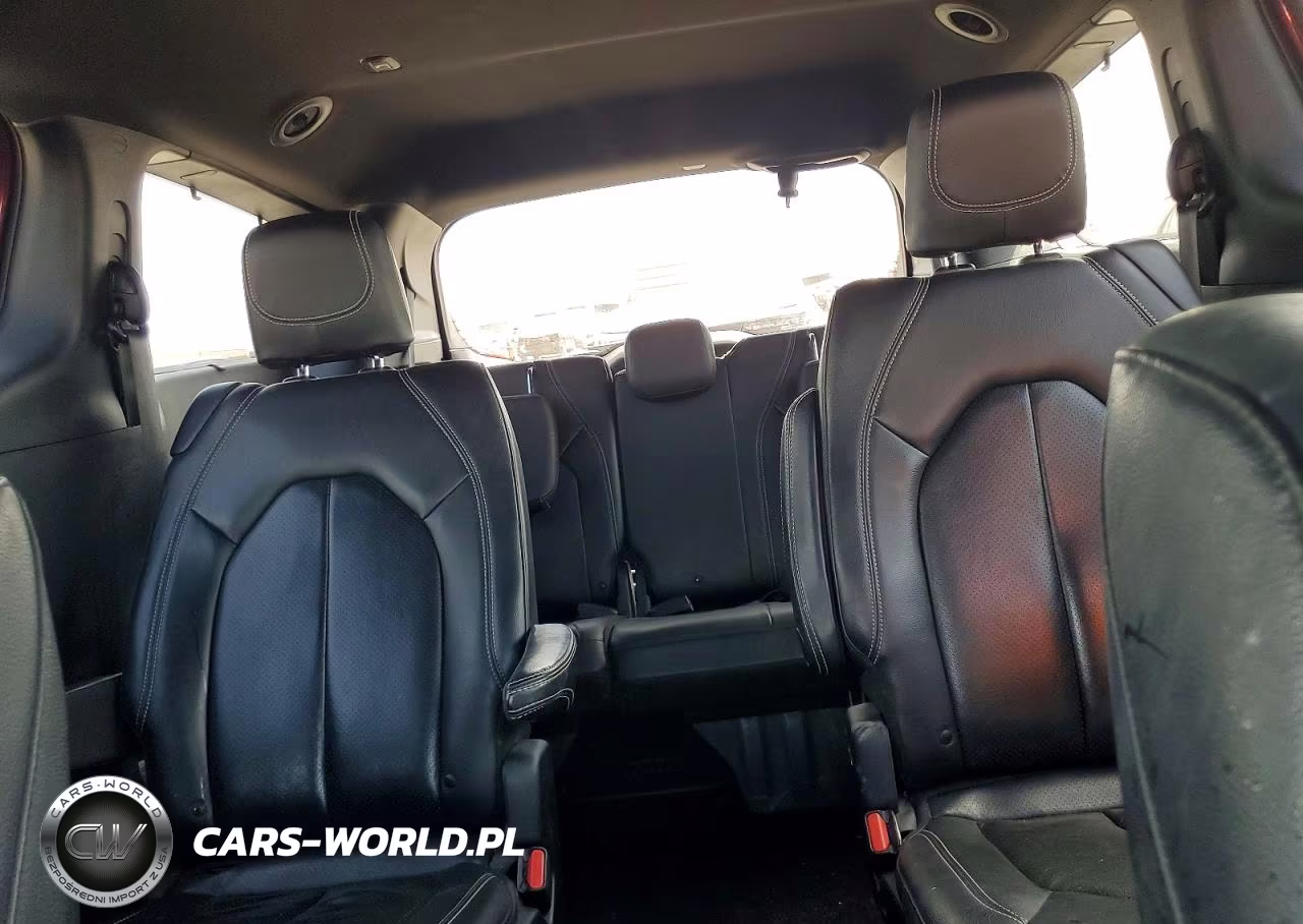 2019 Chrysler Pacifica Touring L Plus VIN:2C4RC1EG3KR629805 - 10