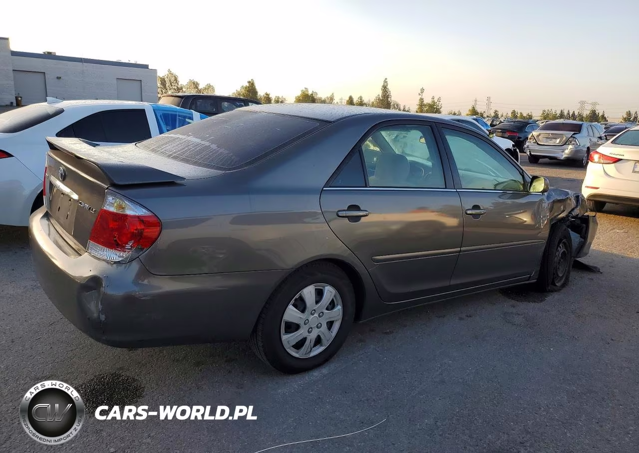 2005 Toyota Camry Le VIN:4T1BE32K05U511794 - 3