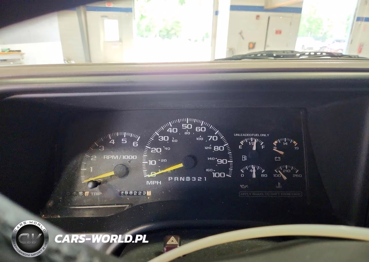 1999 Chevrolet Suburban C1500 VIN:1GNEC16R9XJ431912 - 9
