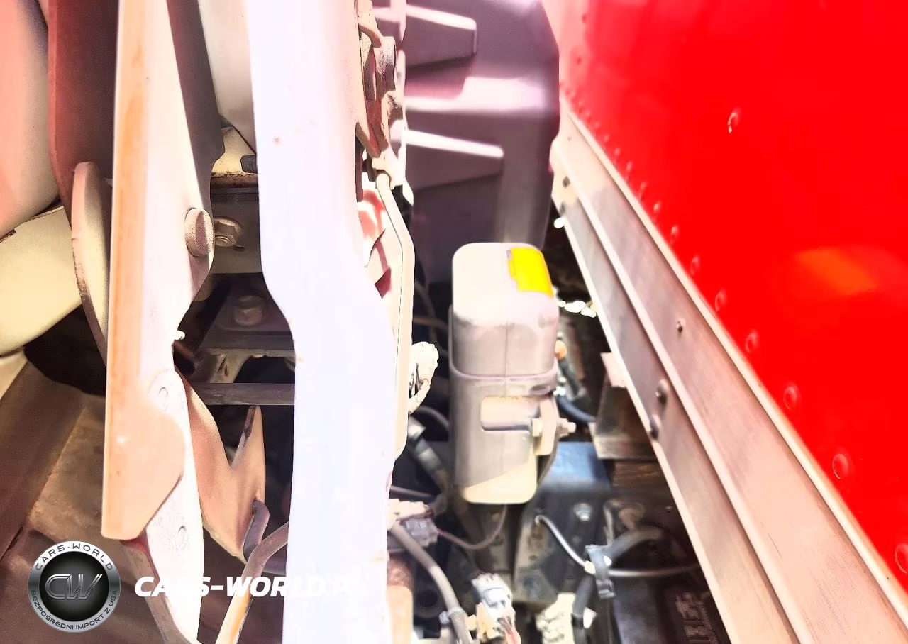 2018 Hino 195 Box Truck VIN:JHHSDM2H5JK006287 - 11