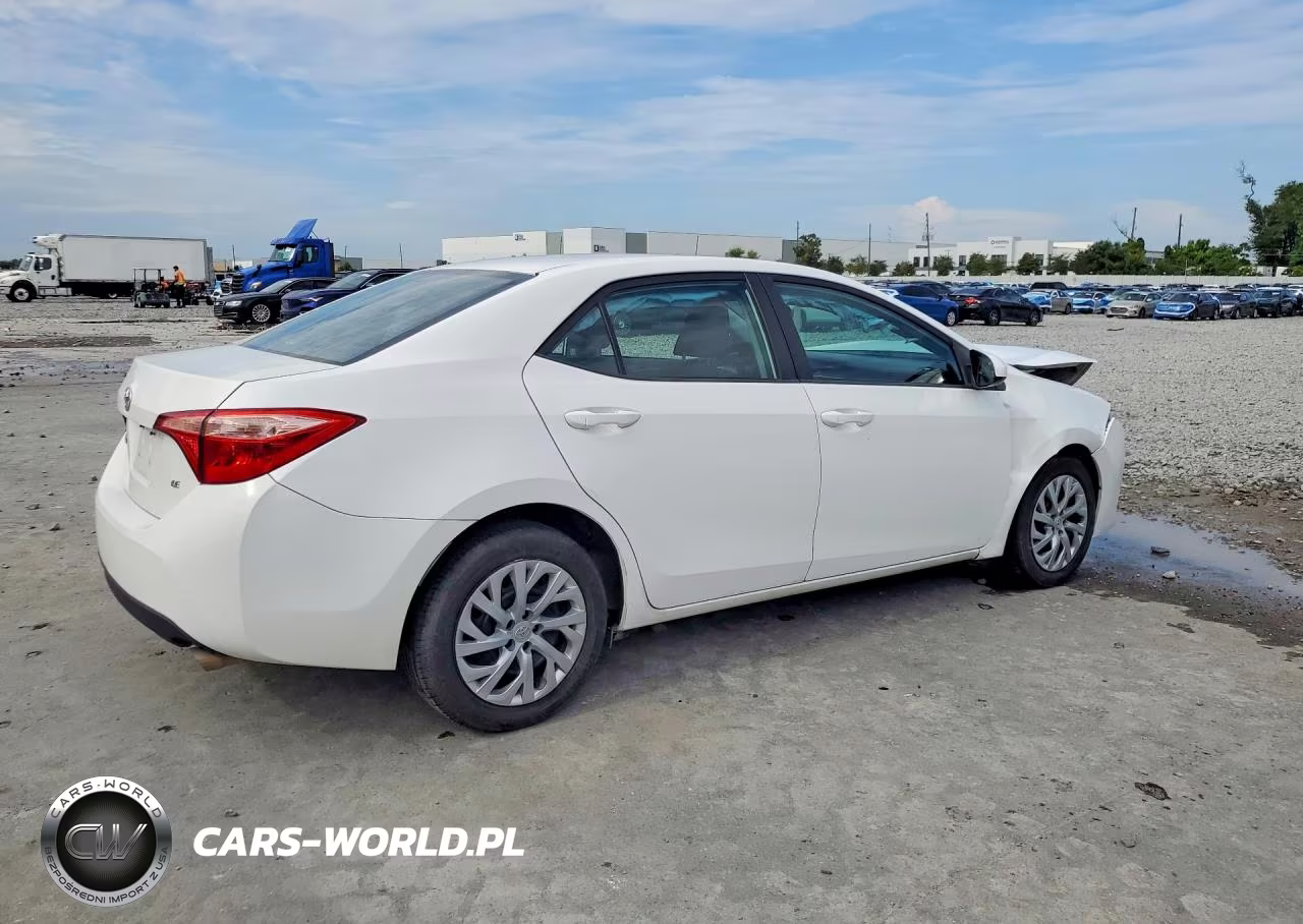 2018 Toyota Corolla Le VIN:2T1BURHE0JC117960 - 3