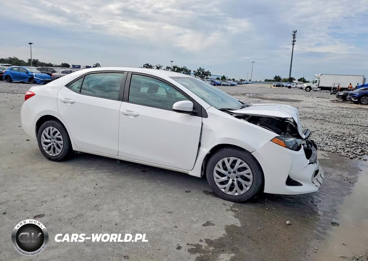2018 Toyota Corolla Le VIN:2T1BURHE0JC117960 - 4