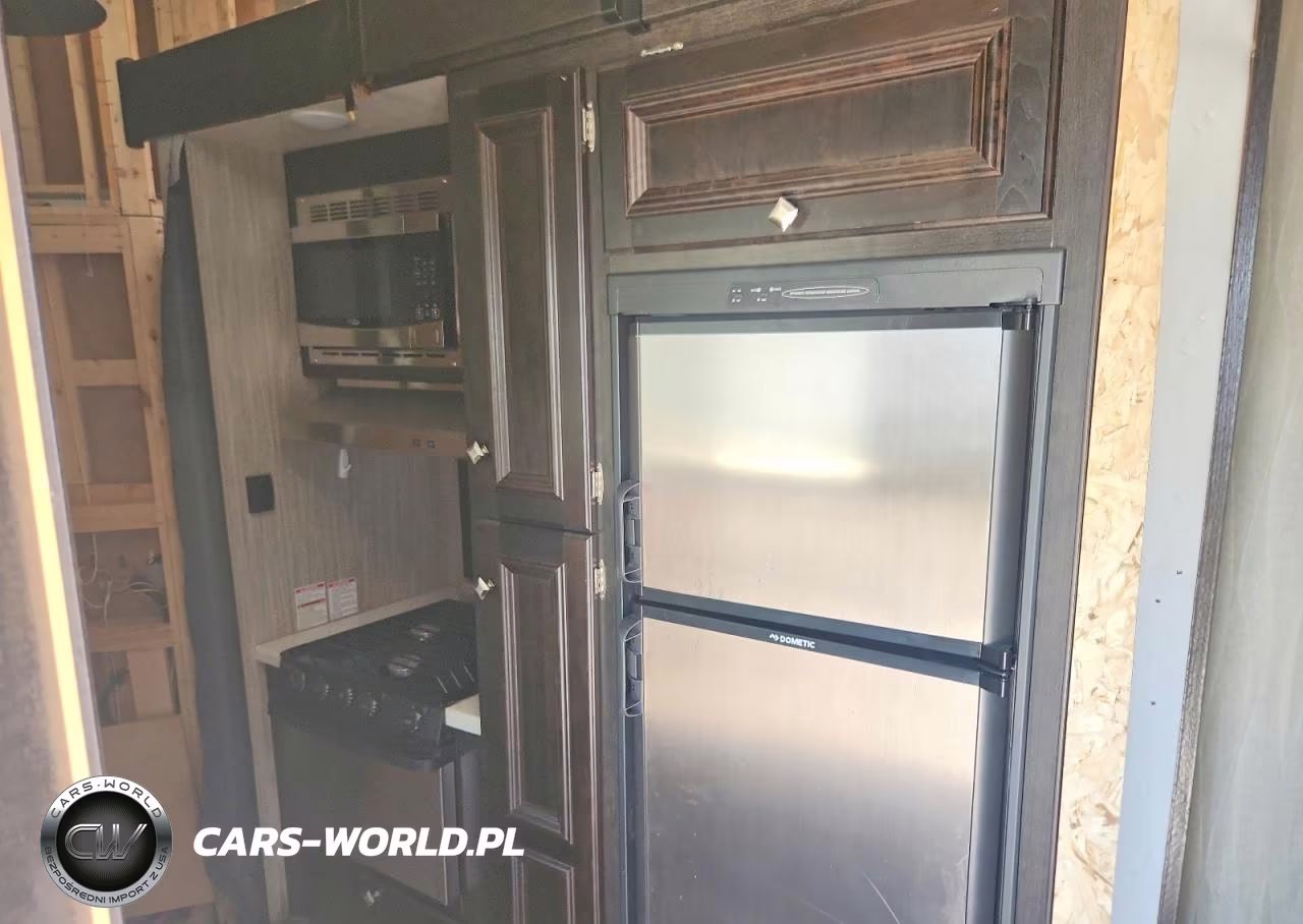 2018 Heartland Stryker Camper VIN:5RXGG3928J2378912 - 9