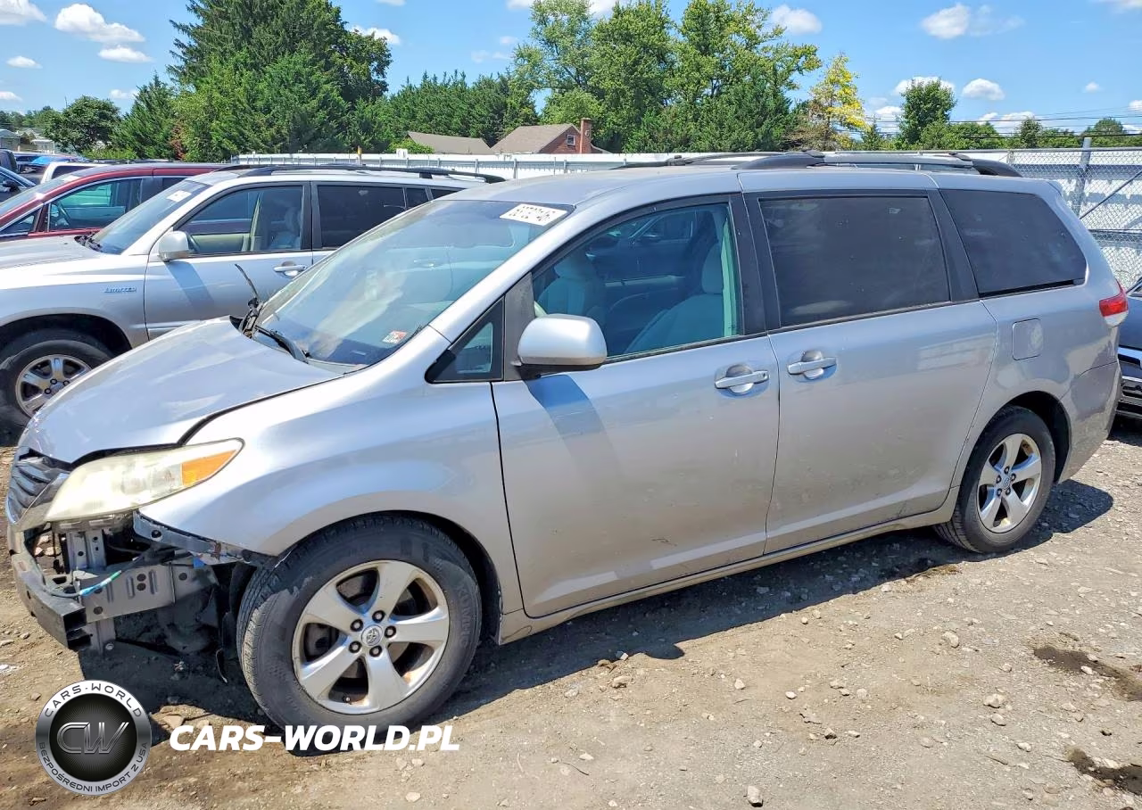 2011 Toyota Sienna Le – zdjęcie 1 z 13