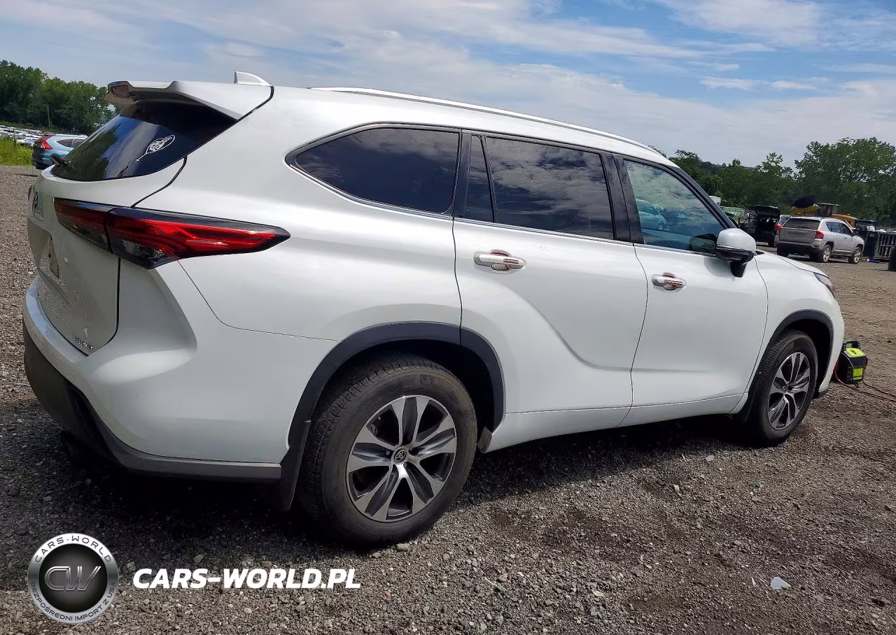 2022 Toyota Highlander Xle VIN:5TDGZRBH5NS576294 - 3