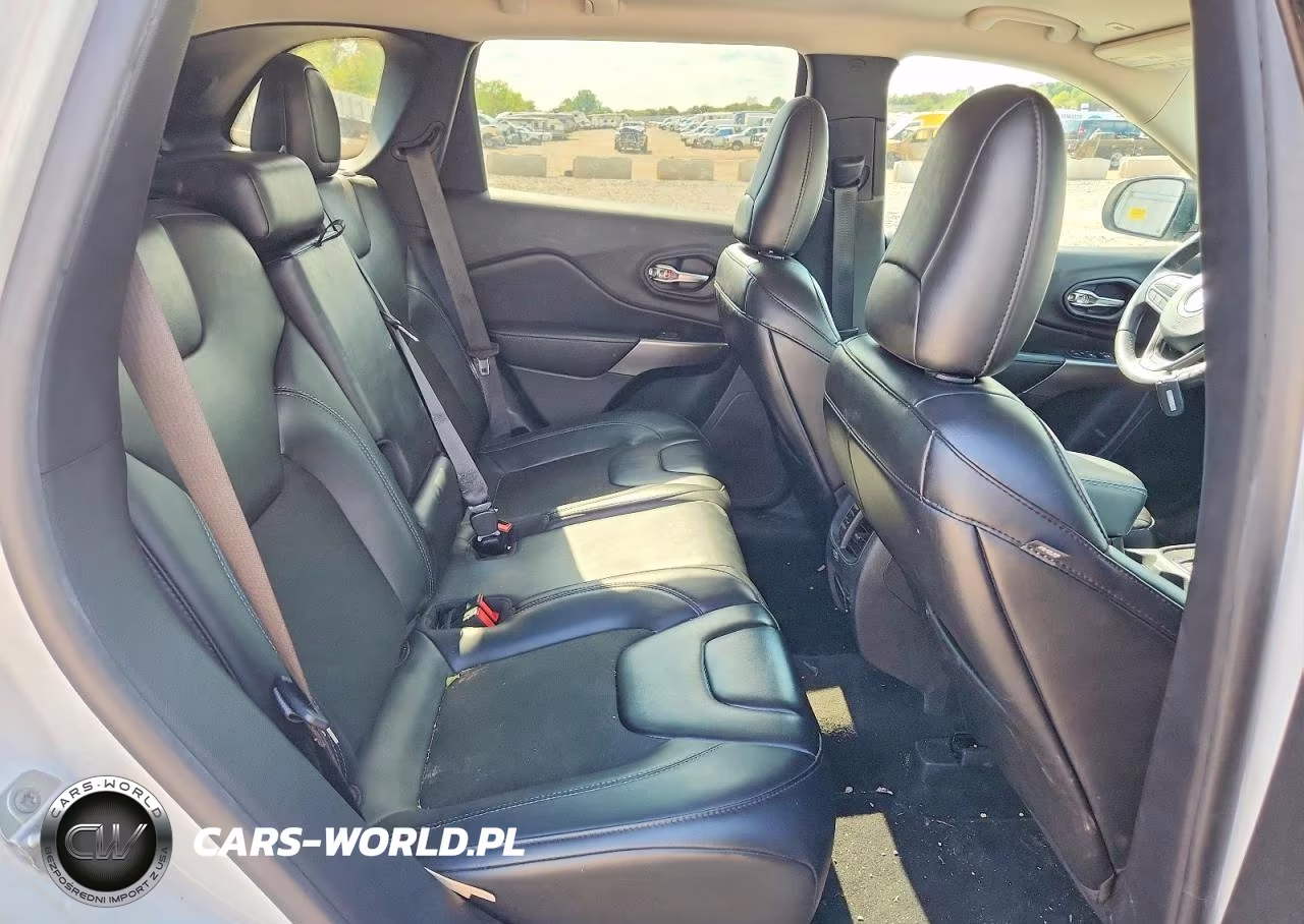 2019 Jeep Cherokee Latitude Plus VIN:1C4PJLLB2KD486316 - 11