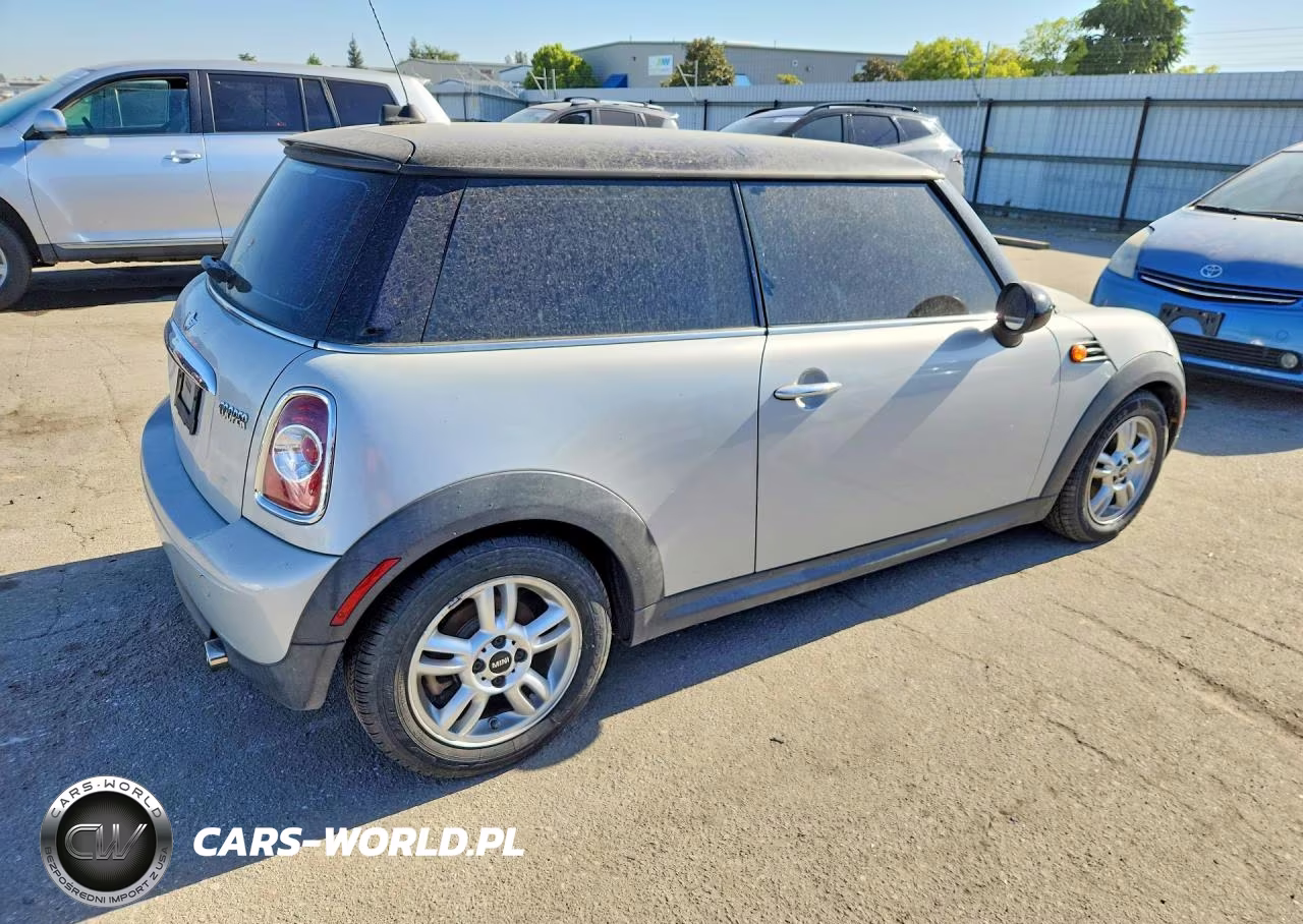 2011 Mini Cooper Base VIN:WMWSU3C53BT098199 - 3