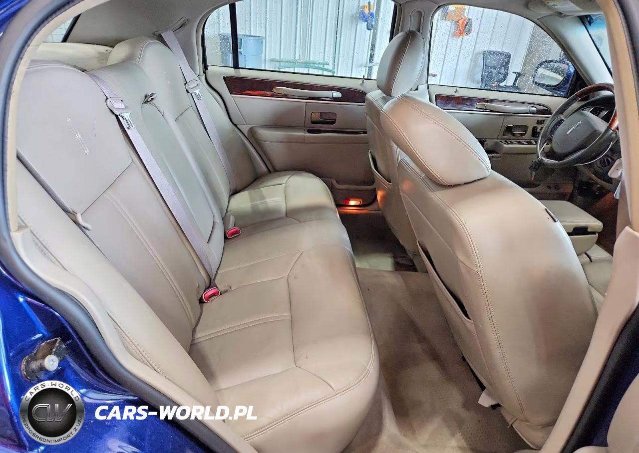 2009 Lincoln Town Car Signature Limited VIN:2LNHM82V09X623515 - 10