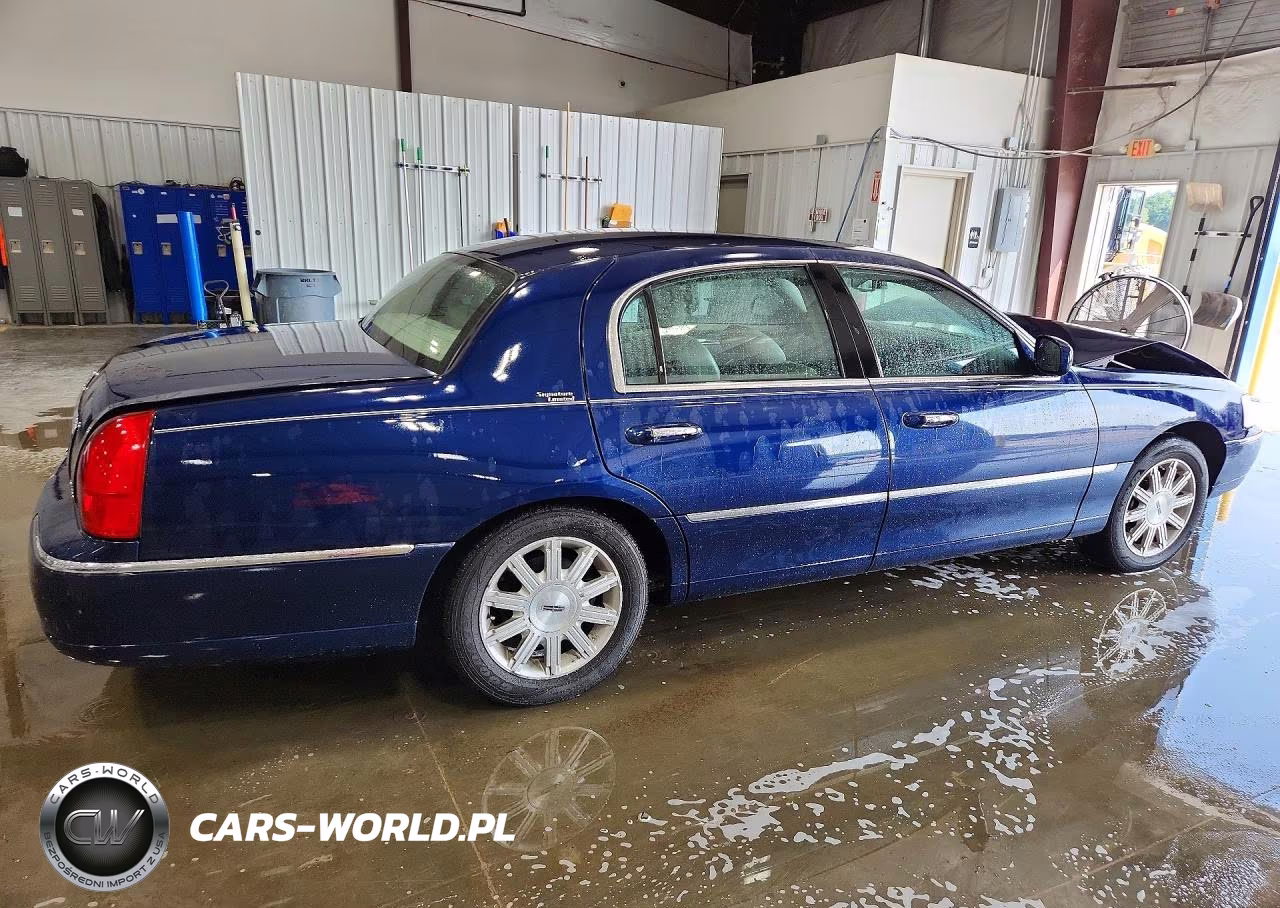 2009 Lincoln Town Car Signature Limited VIN:2LNHM82V09X623515 - 3