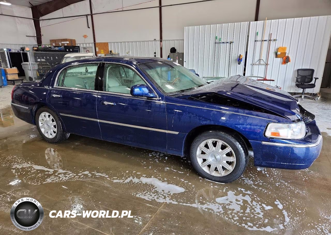 2009 Lincoln Town Car Signature Limited VIN:2LNHM82V09X623515 - 4