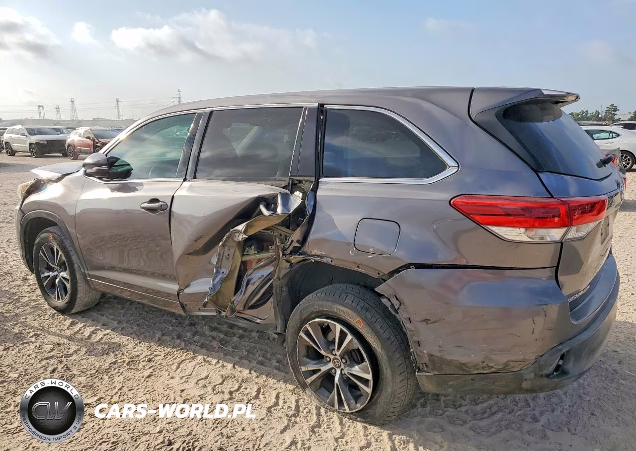 2018 Toyota Highlander Le VIN:5TDZZRFH8JS245917 - 2