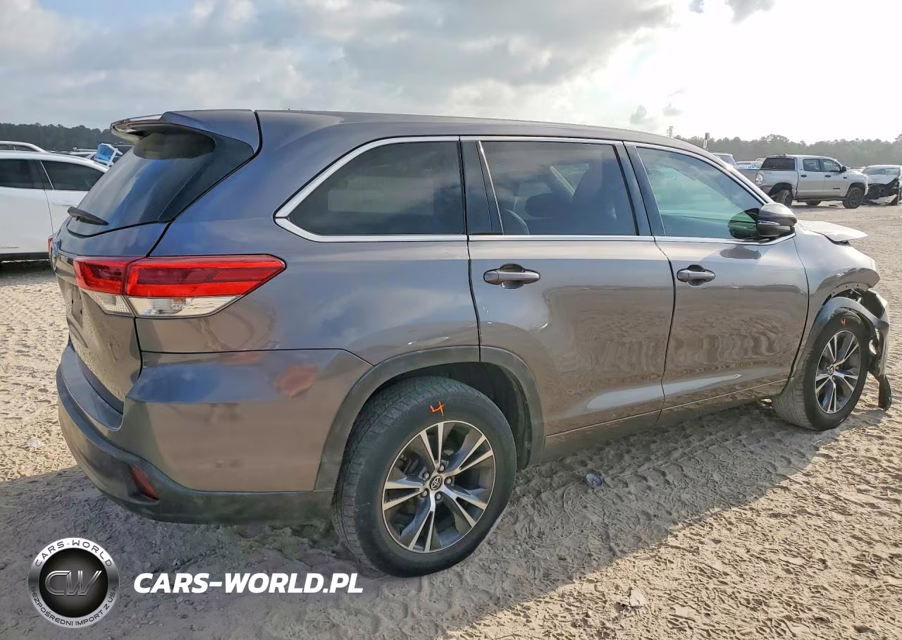 2018 Toyota Highlander Le VIN:5TDZZRFH8JS245917 - 3