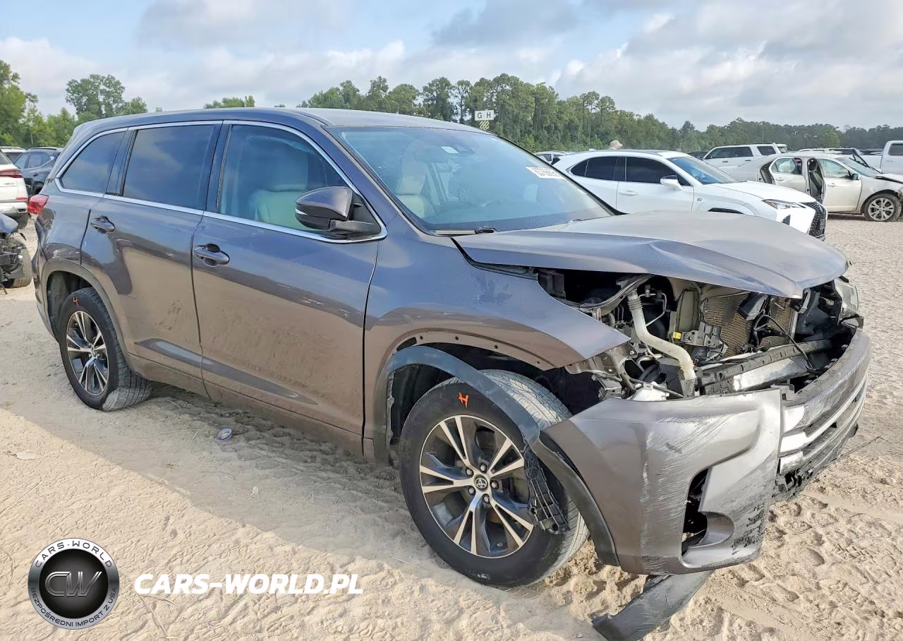 2018 Toyota Highlander Le VIN:5TDZZRFH8JS245917 - 4