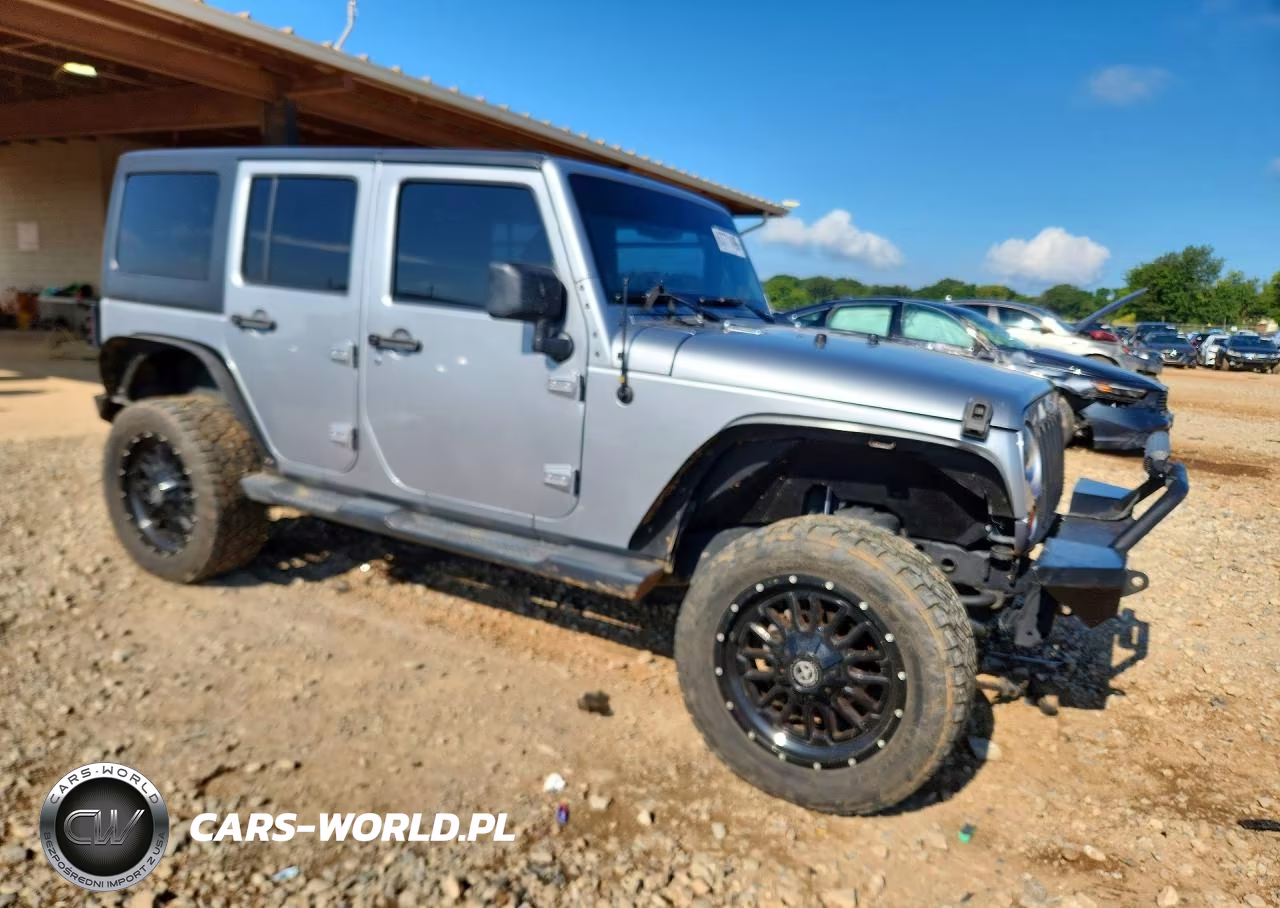 2013 Jeep Wrangler Unlimited Sport VIN:1C4BJWDG2DL625584 - 4