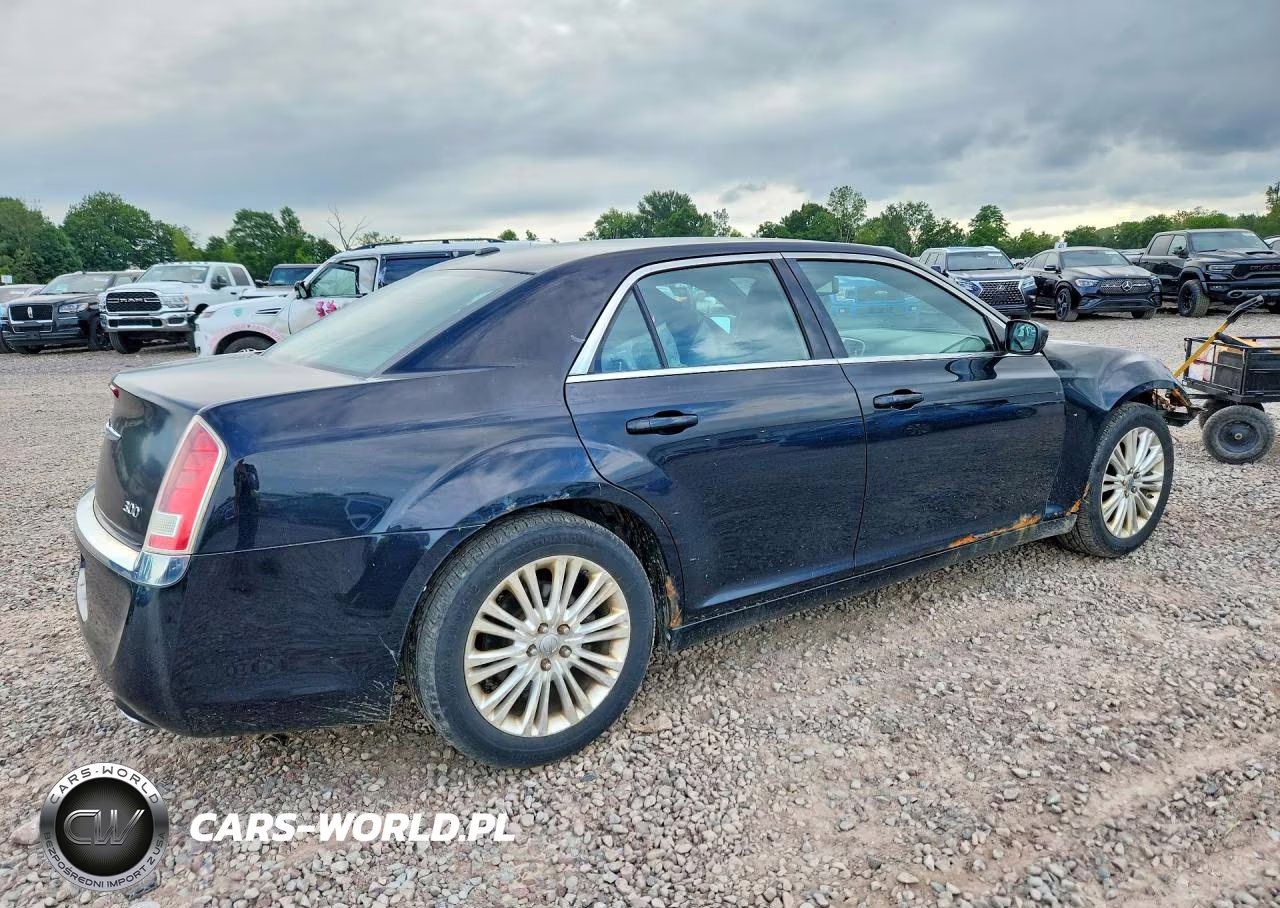 2013 Chrysler 300 VIN:2C3CCARG9DH667858 - 3