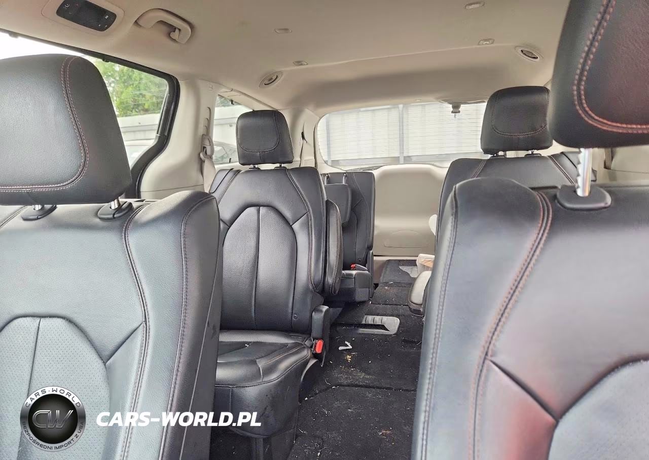 2018 Chrysler Pacifica Touring L Plus VIN:2C4RC1EG4JR271189 - 10