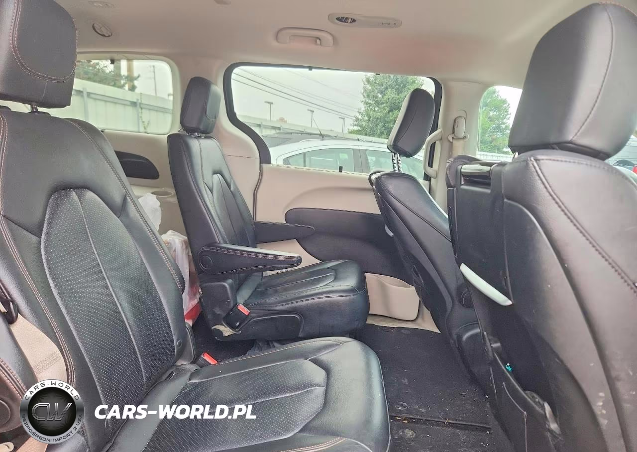2018 Chrysler Pacifica Touring L Plus VIN:2C4RC1EG4JR271189 - 11