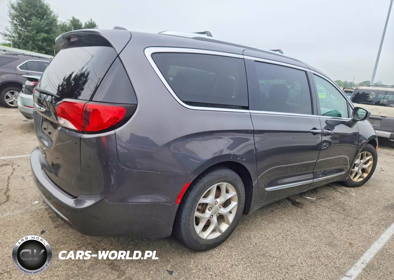 2018 Chrysler Pacifica Touring L Plus VIN:2C4RC1EG4JR271189 - 3