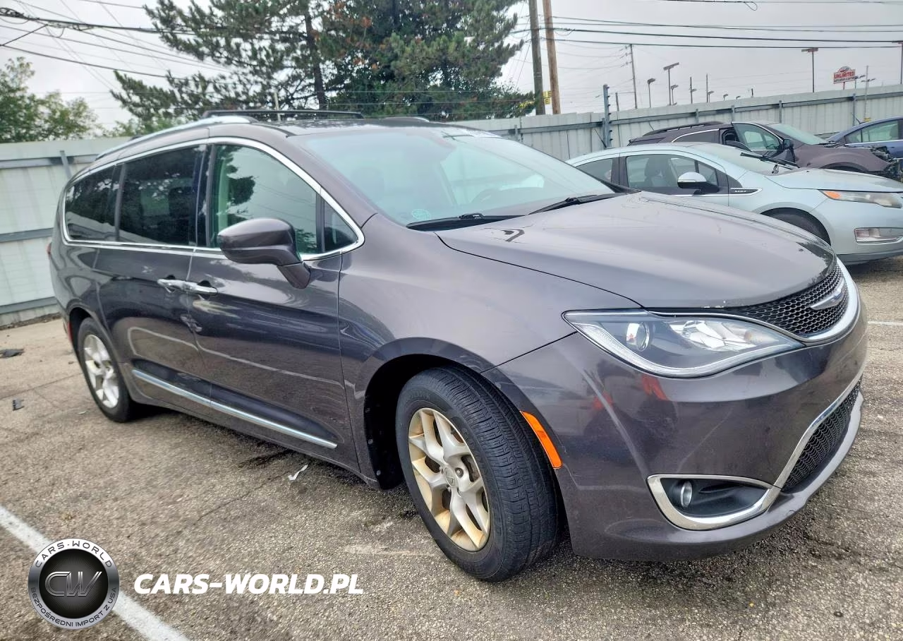 2018 Chrysler Pacifica Touring L Plus VIN:2C4RC1EG4JR271189 - 4
