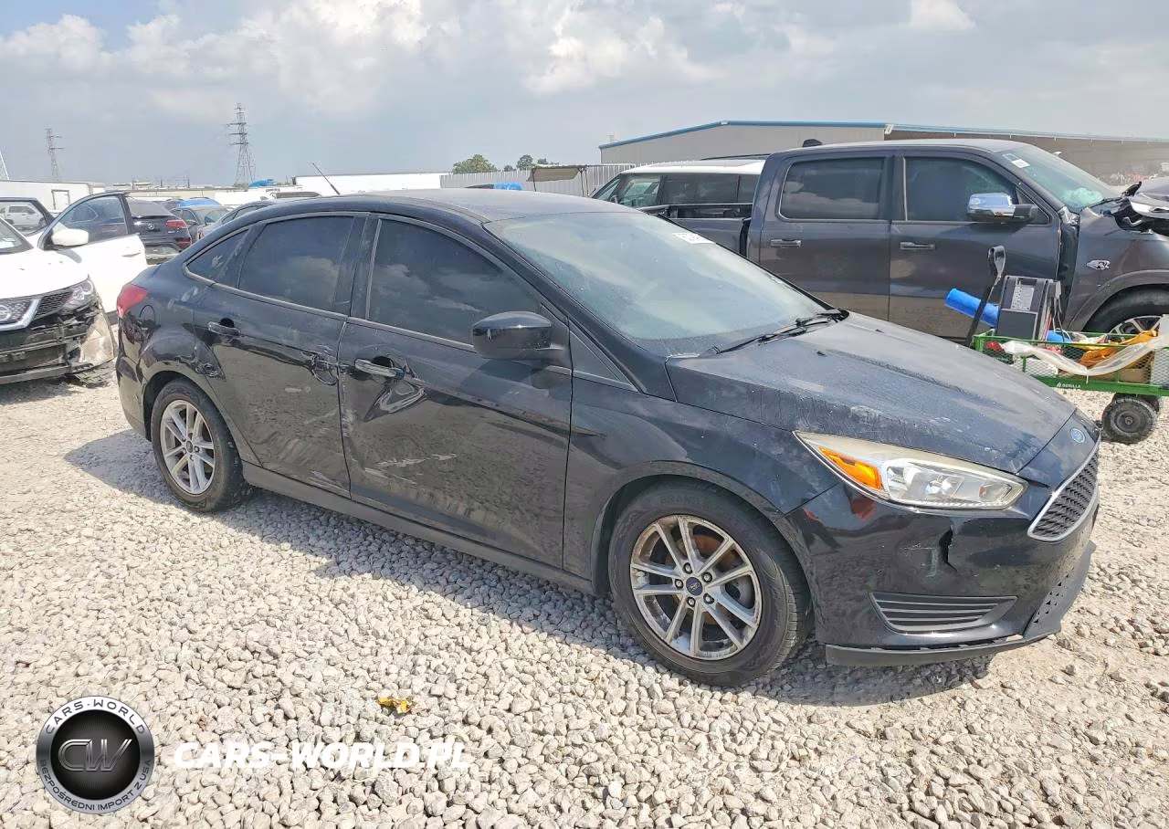 2018 Ford Focus Se VIN:1FADP3FE7JL243862 - 4