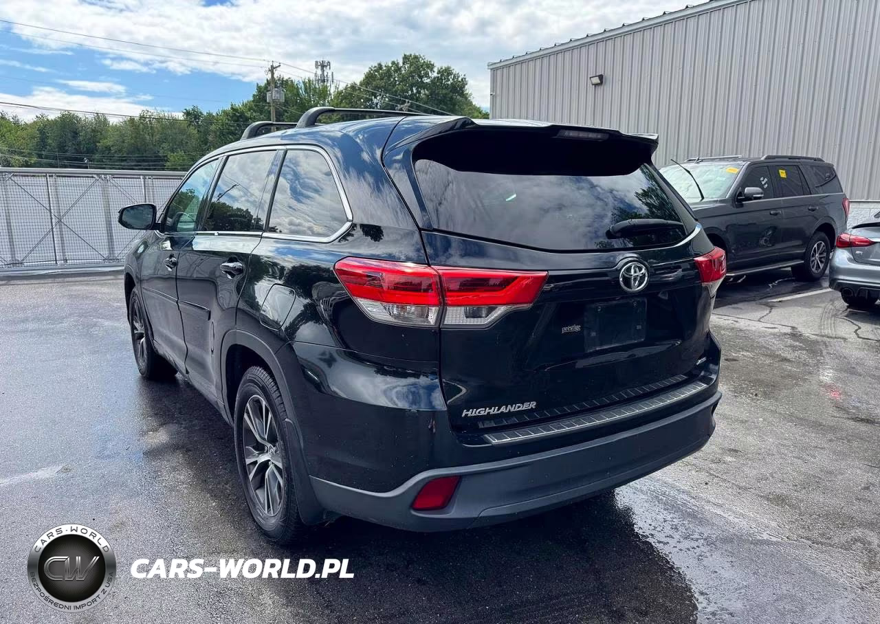 2018 Toyota Highlander Le VIN:5TDBZRFH5JS850690 - 2
