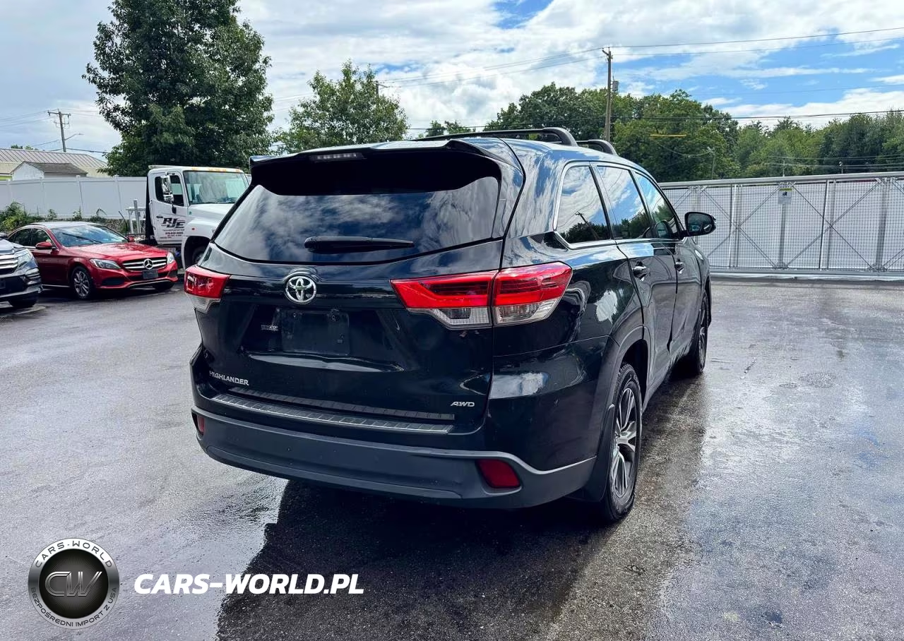 2018 Toyota Highlander Le VIN:5TDBZRFH5JS850690 - 3