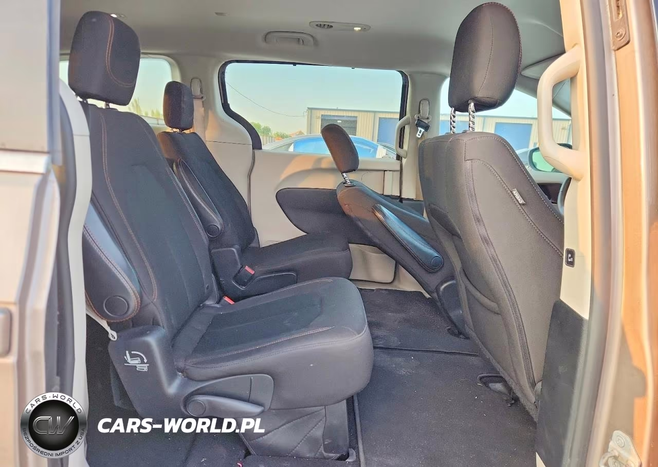 2017 Chrysler Pacifica Touring VIN:2C4RC1DG5HR541347 - 11