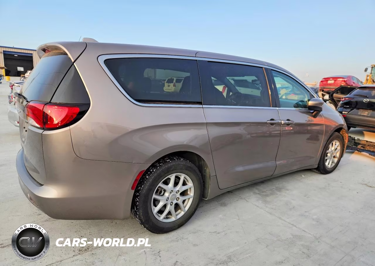 2017 Chrysler Pacifica Touring VIN:2C4RC1DG5HR541347 - 3