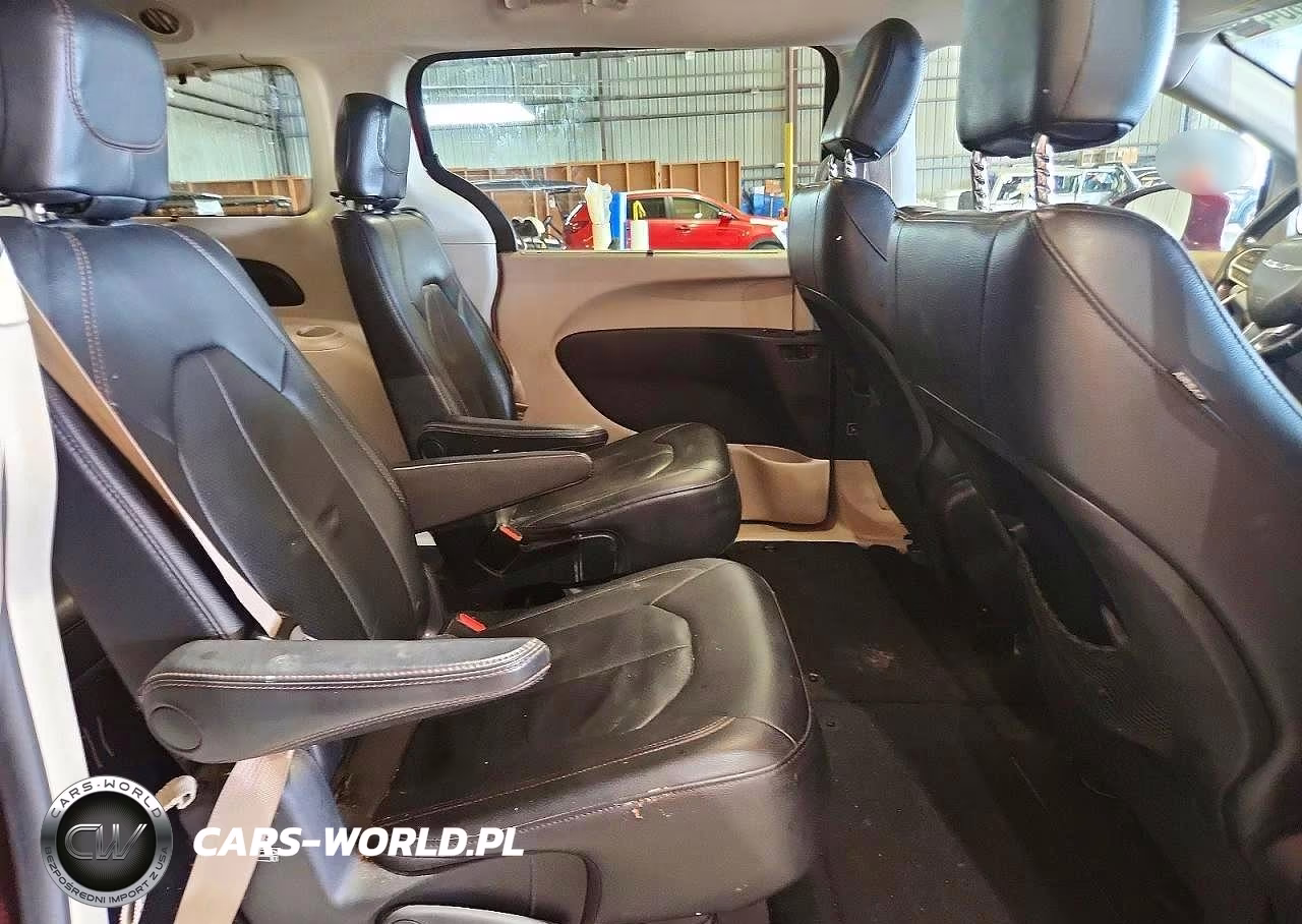 2018 Chrysler Pacifica Touring L VIN:2C4RC1BG5JR120155 - 11