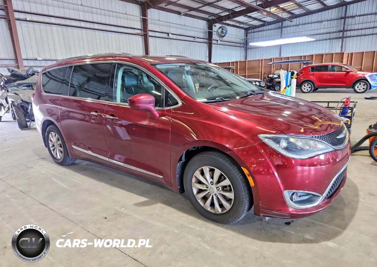 2018 Chrysler Pacifica Touring L VIN:2C4RC1BG5JR120155 - 4