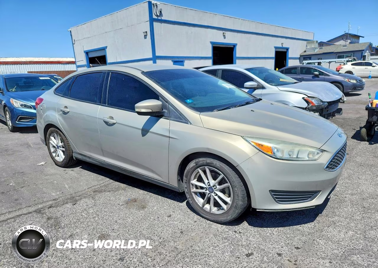 2015 Ford Focus Se VIN:1FADP3F28FL204520 - 4