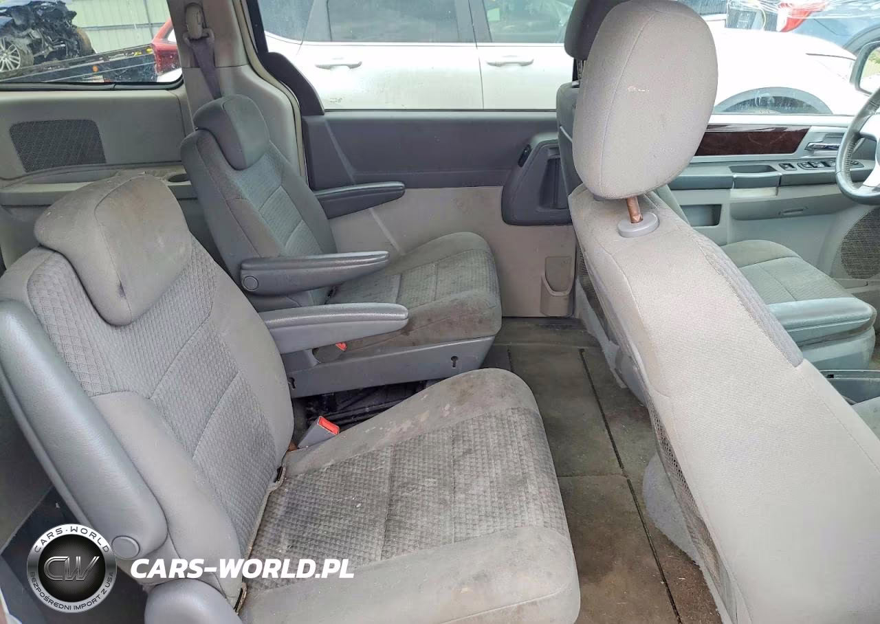 2010 Chrysler Town & Country Touring VIN:2A4RR5D17AR103902 - 10