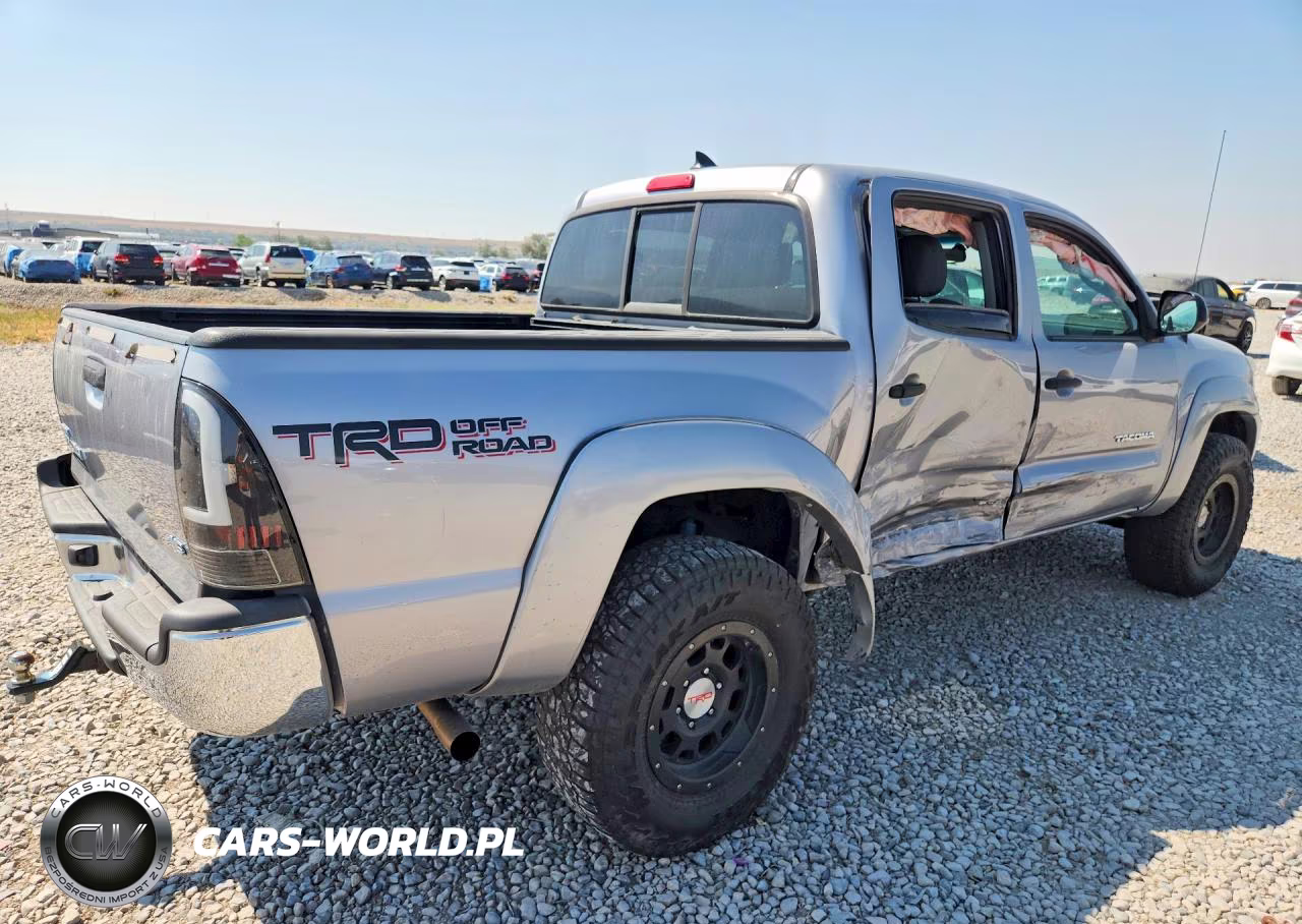 2015 Toyota Tacoma V6 VIN:3TMLU4EN4FM182949 - 3