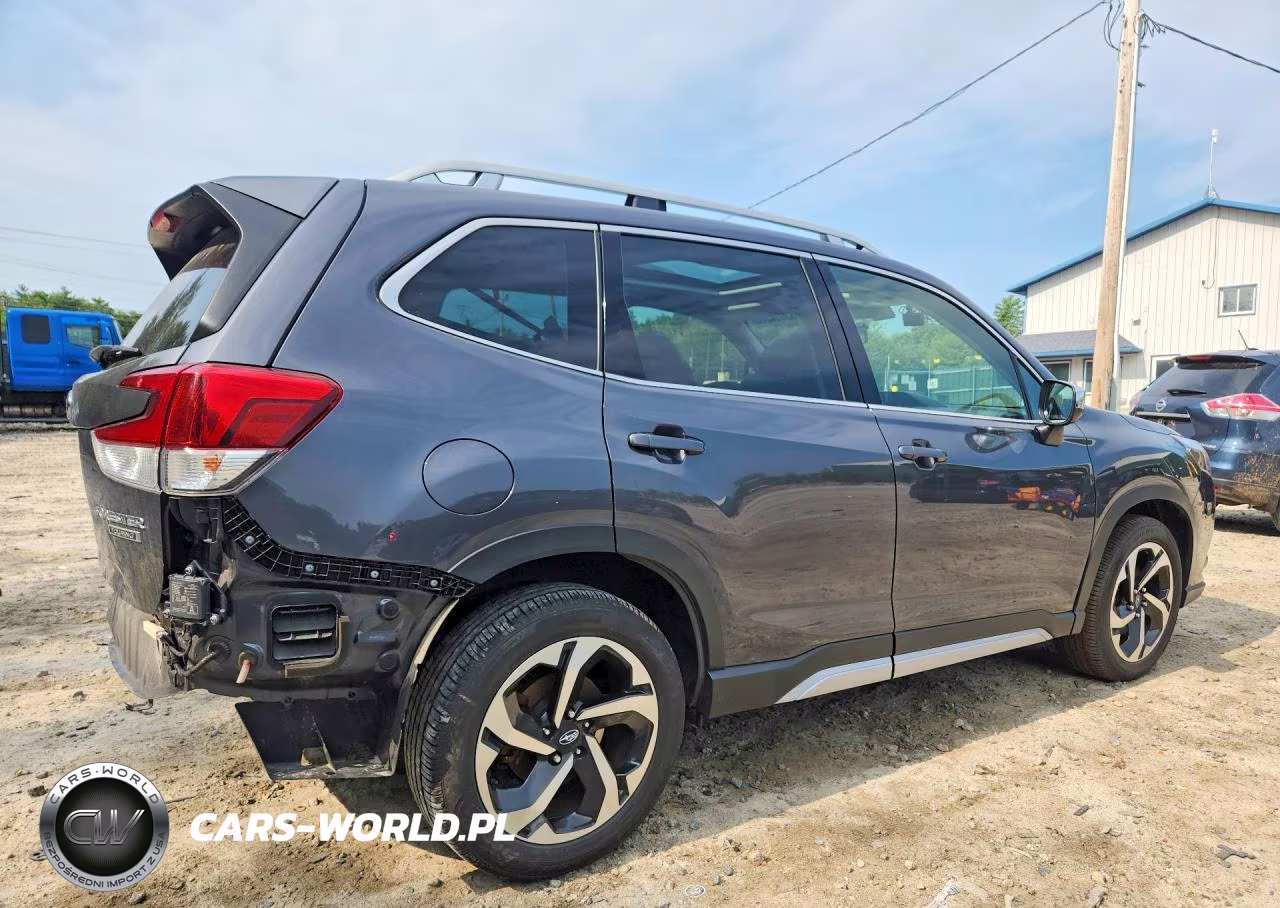 2022 Subaru Forester Touring VIN:JF2SKARC1NH470456 - 3