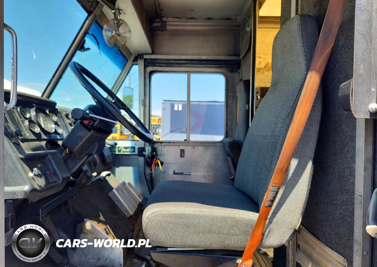 2000 Freightliner Mt45 Chassis Delivery Truck VIN:4UZA4FA41YCG64958 - 7