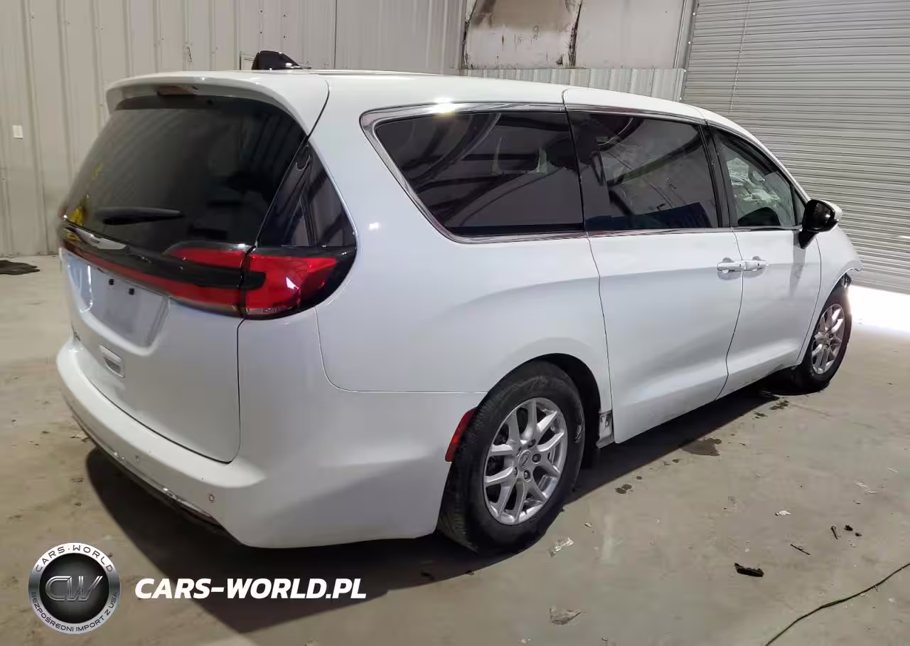 2023 Chrysler Pacifica Touring L VIN:2C4RC1BG1PR624730 - 3