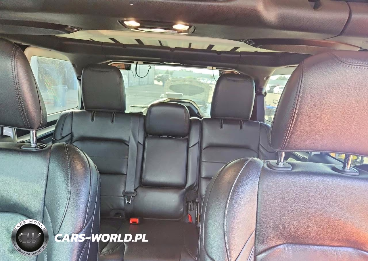 2019 Jeep Wrangler Unlimited Sahara VIN:1C4HJXEN5KW642436 - 10