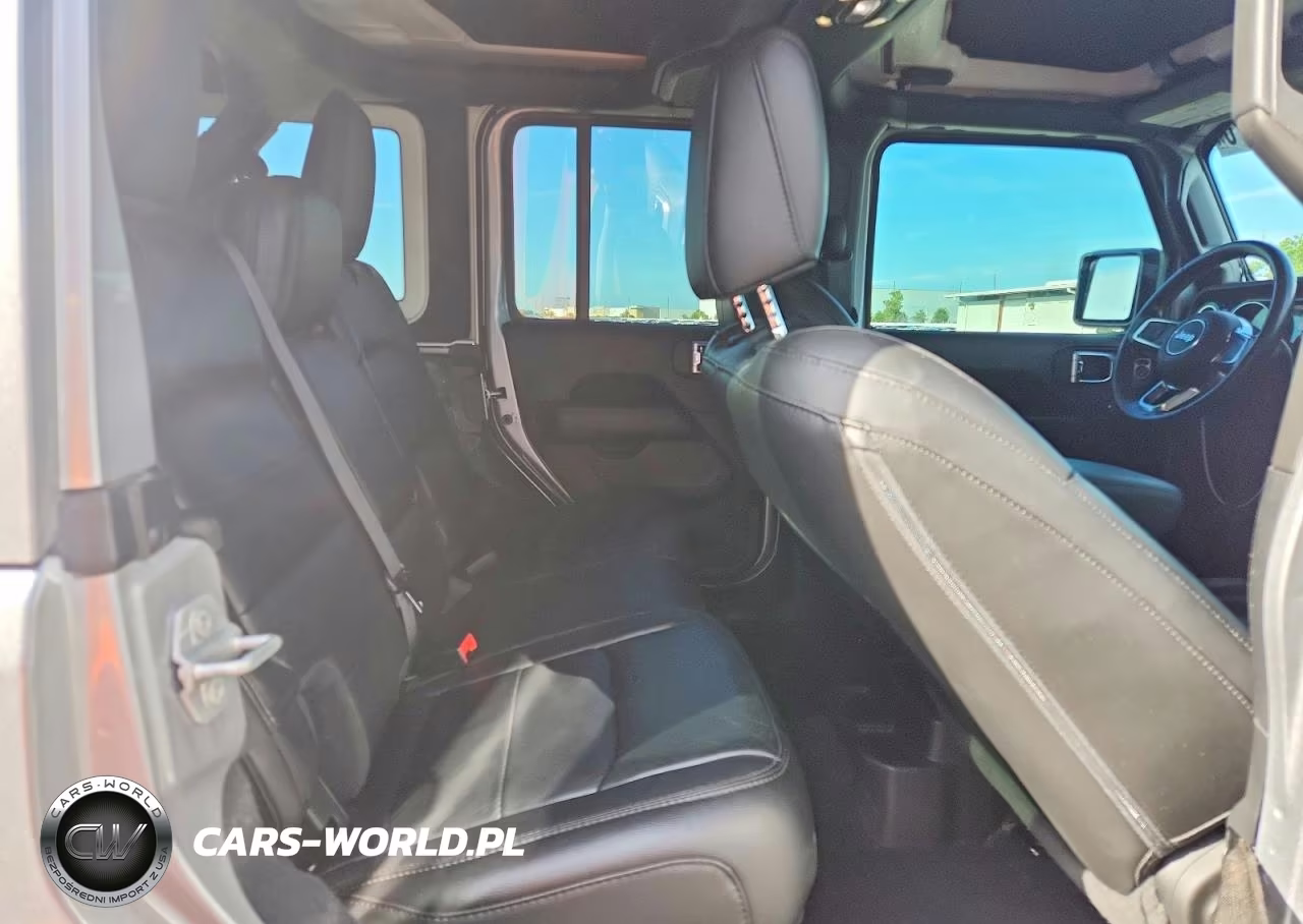 2019 Jeep Wrangler Unlimited Sahara VIN:1C4HJXEN5KW642436 - 11
