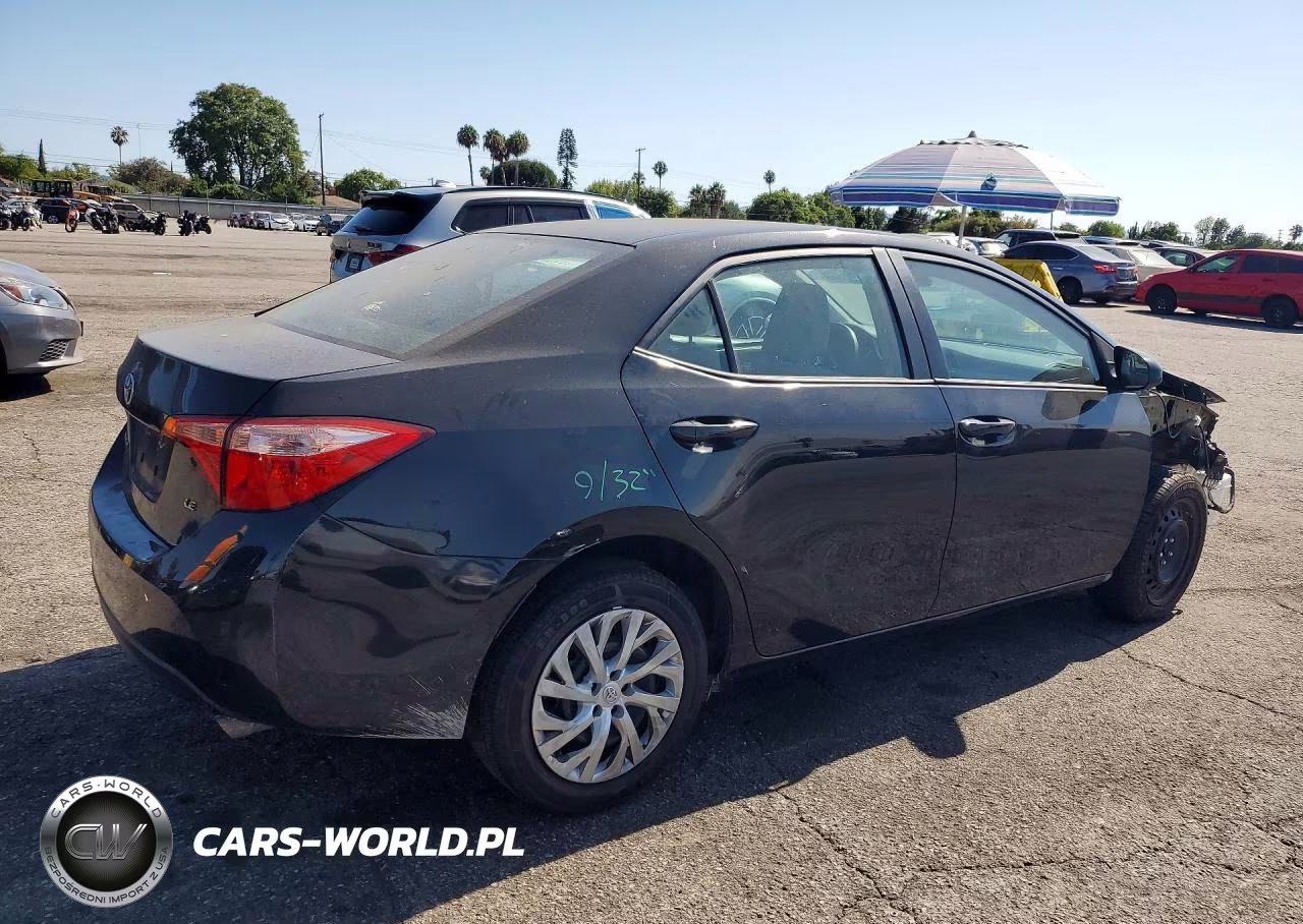 2018 Toyota Corolla Le VIN:2T1BURHE4JC029915 - 3