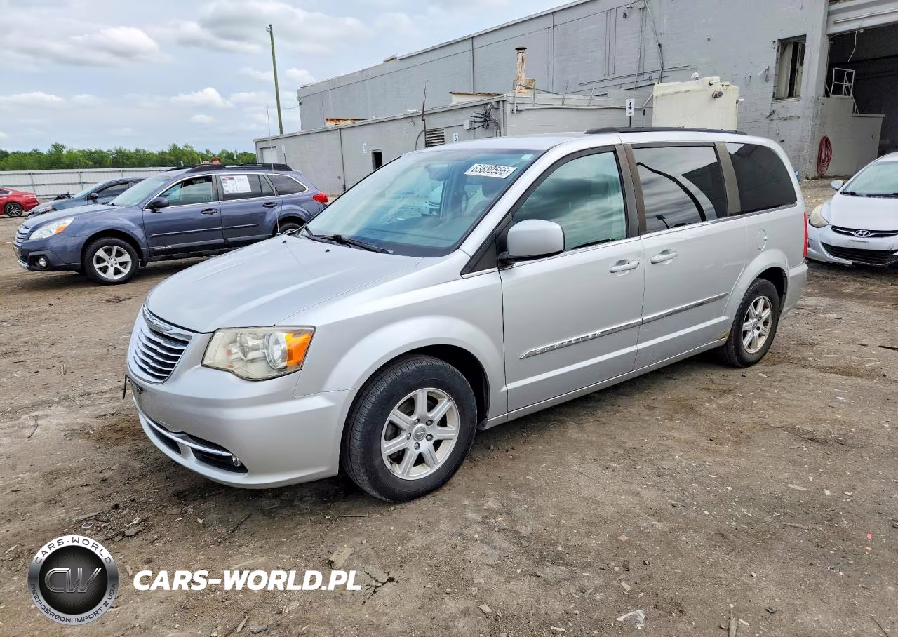 2012 Chrysler Town & Country Touring – zdjęcie 1 z 13