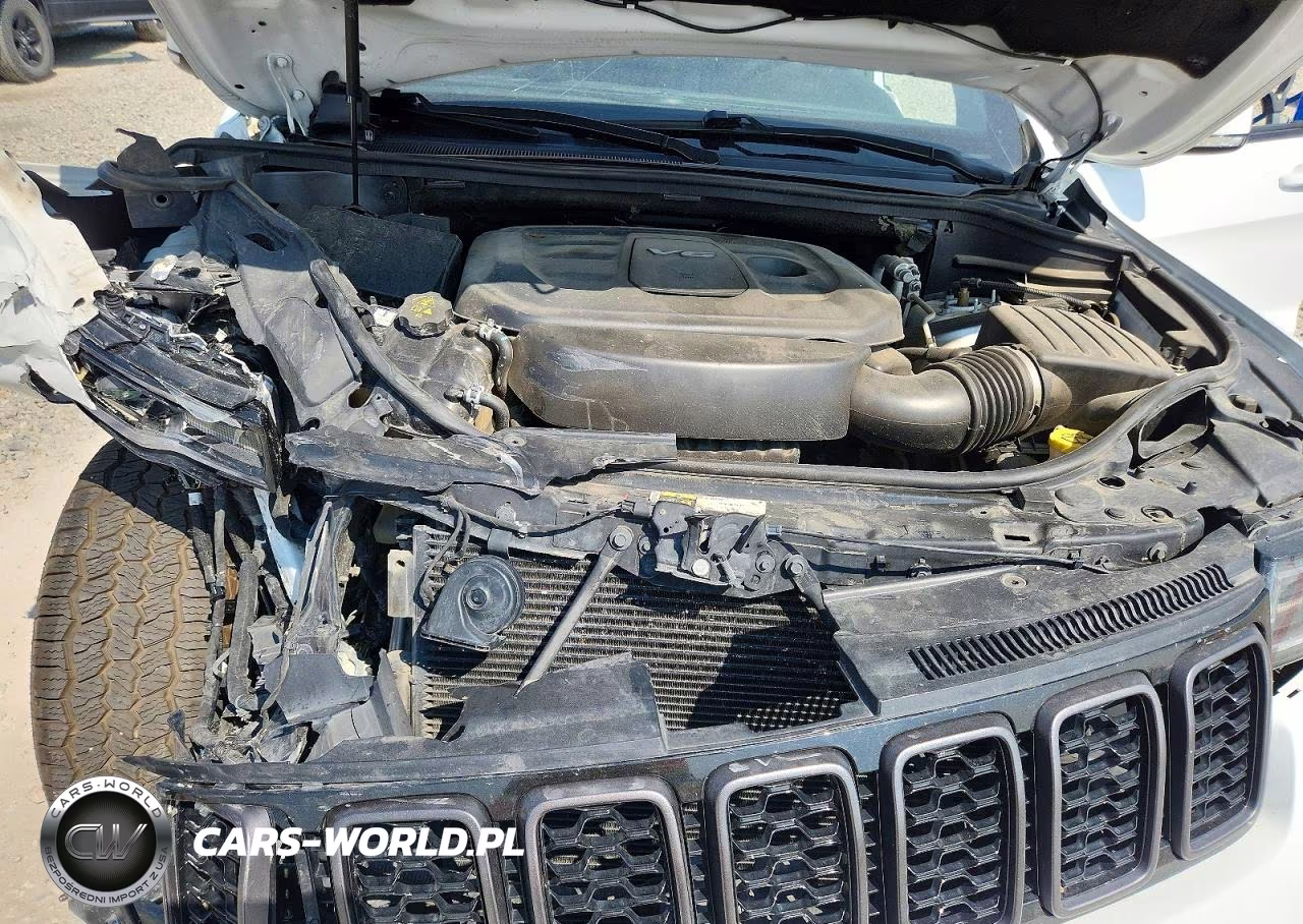 2018 Jeep Grand Cherokee Overland VIN:1C4RJFCG1JC440793 - 12