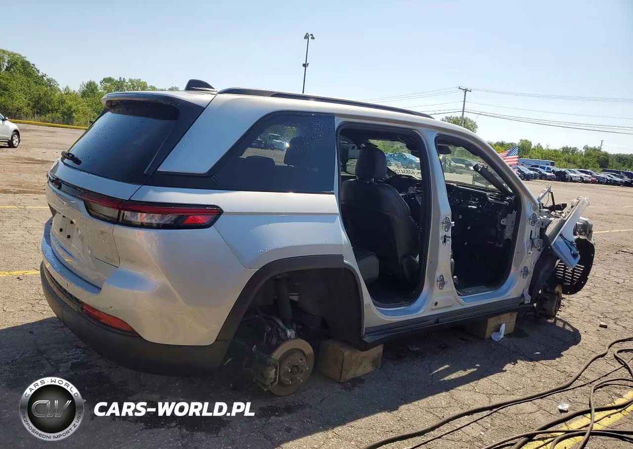 2023 Jeep Grand Cherokee Laredo VIN:1C4RJHAG2PC579919 - 3