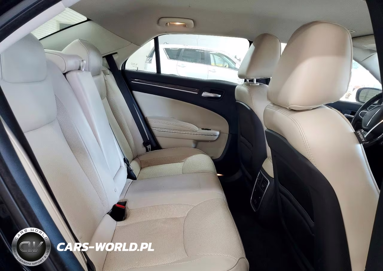 2019 Chrysler 300 Limited VIN:2C3CCAEG9KH528607 - 10