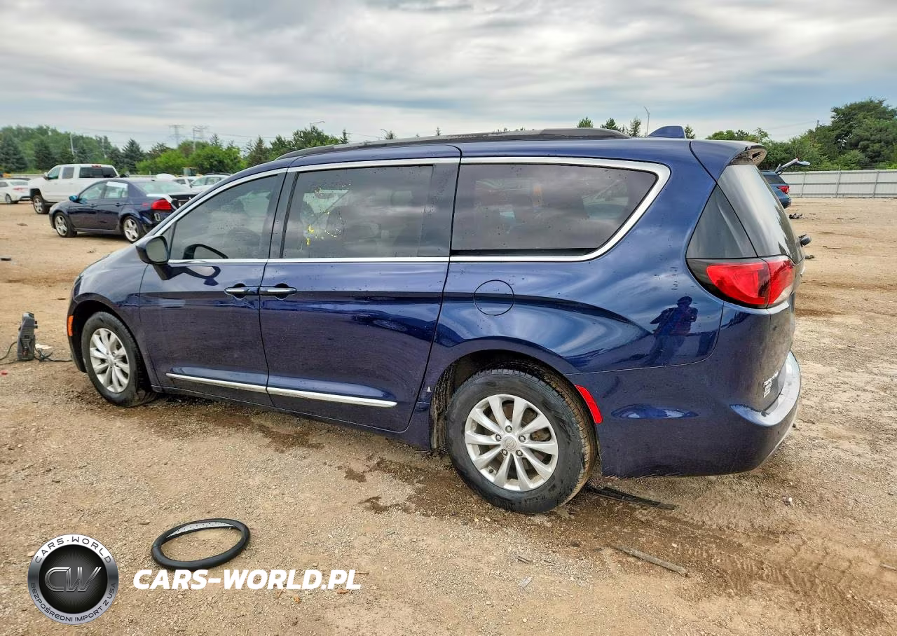 2017 Chrysler Pacifica Touring L VIN:2C4RC1BGXHR831828 - 2