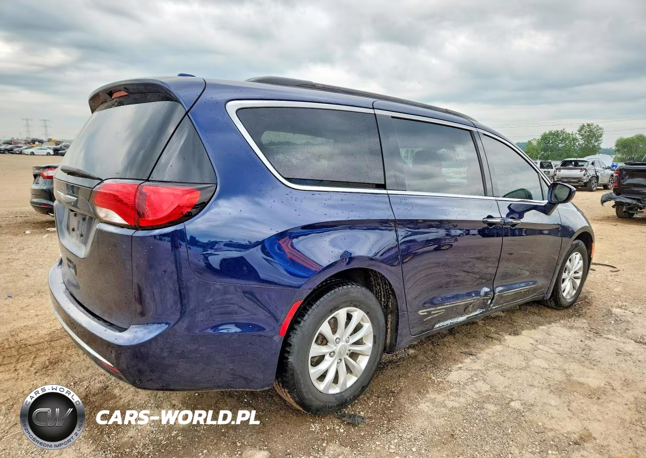 2017 Chrysler Pacifica Touring L VIN:2C4RC1BGXHR831828 - 3
