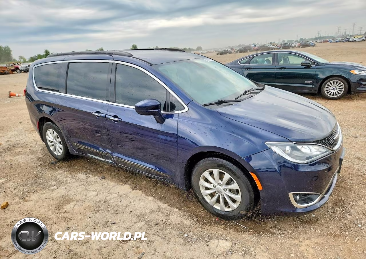 2017 Chrysler Pacifica Touring L VIN:2C4RC1BGXHR831828 - 4