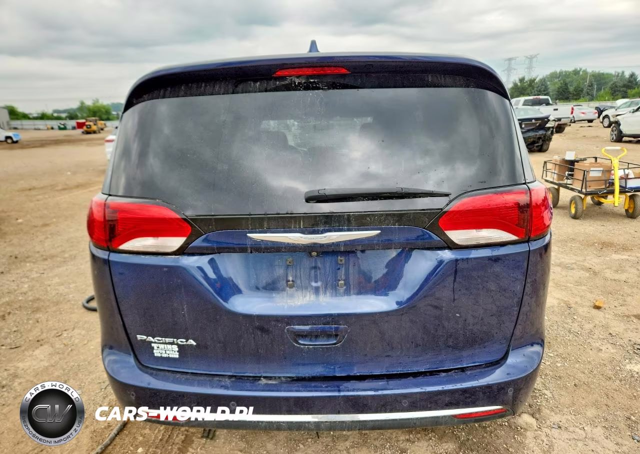 2017 Chrysler Pacifica Touring L VIN:2C4RC1BGXHR831828 - 6